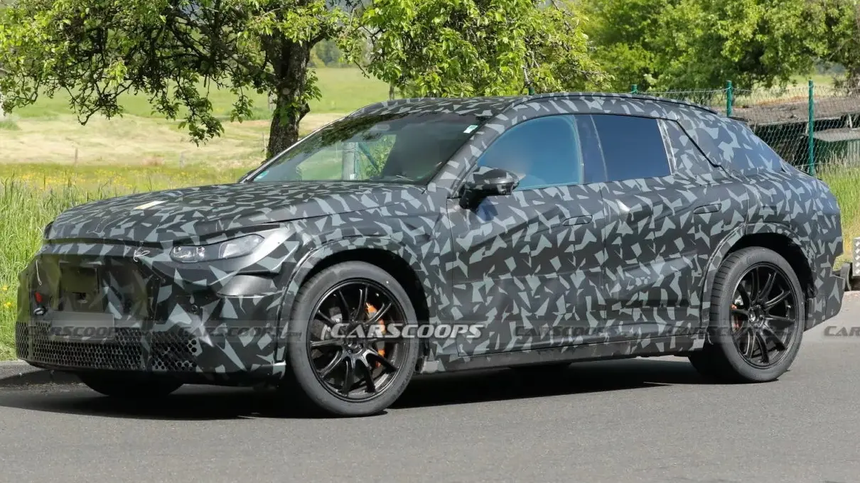 Protótipo do SUV da Mercedes-AMG com camuflagem preta e visto de frente