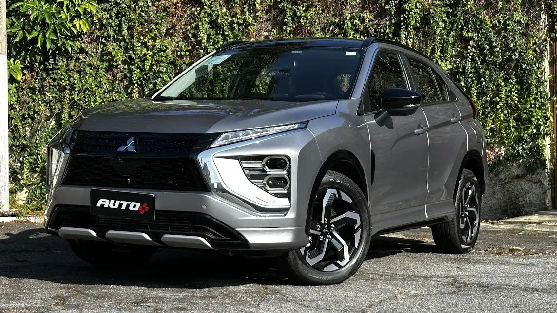 Mitsubishi Eclipse Cross HPE-S 4x4 prata parado de frente com muro ao fundo