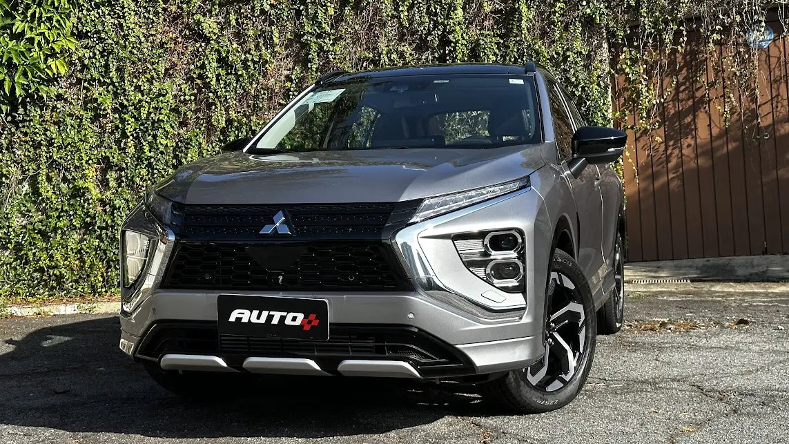 Mitsubishi Eclipse Cross HPE-S 4x4 de dianteira com muro ao fundo