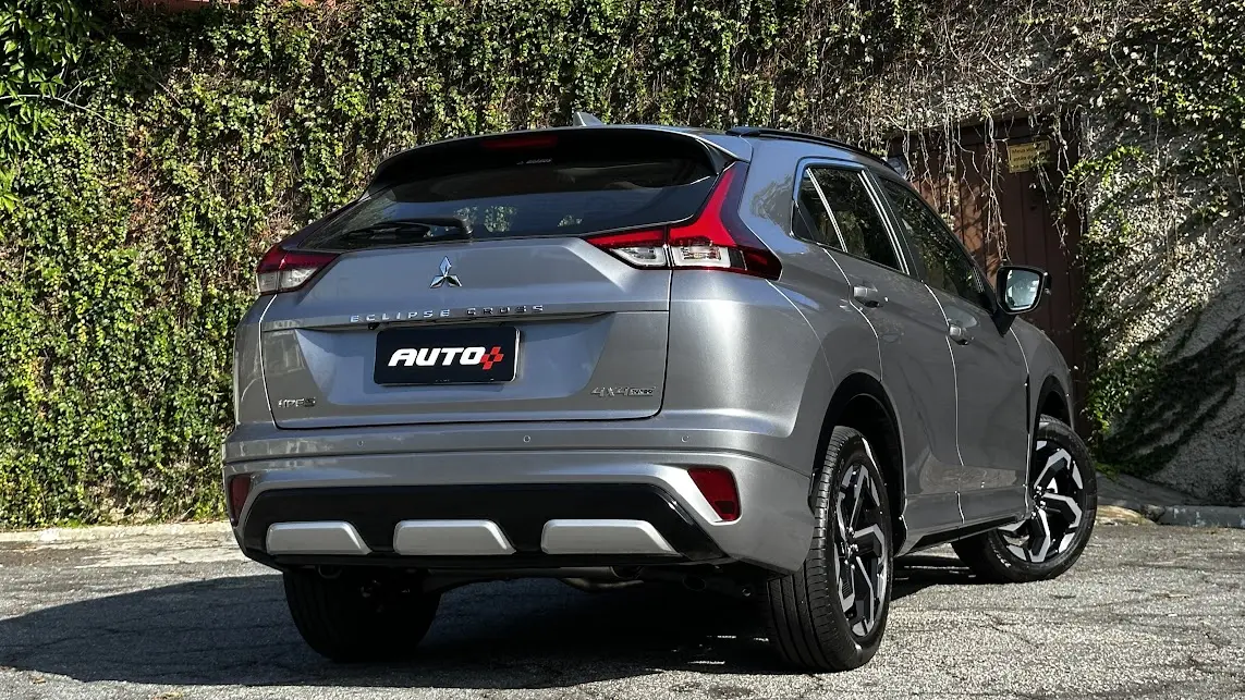 Mitsubishi Eclipse Cross HPE-S 4x4 prata parado de traseira com muro ao fundo