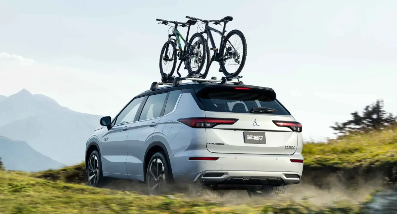 Mitsubishi Outlander PHEV de traseira no off-road