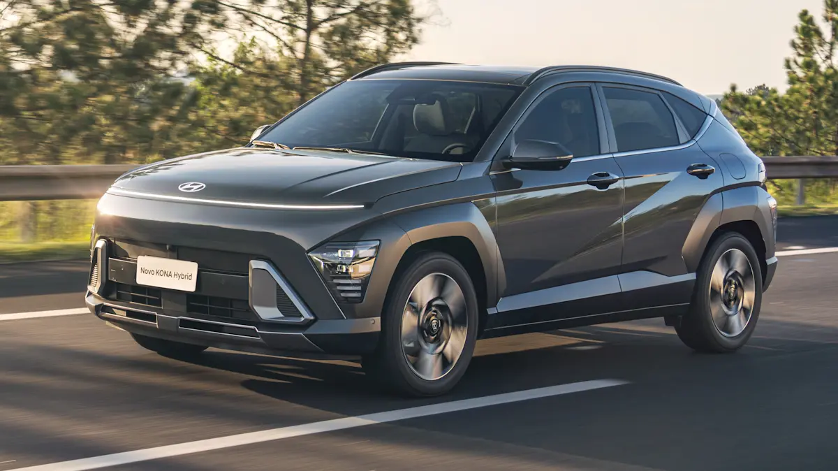 Hyundai Kona Hybrid cinza de frente andando em uma pista