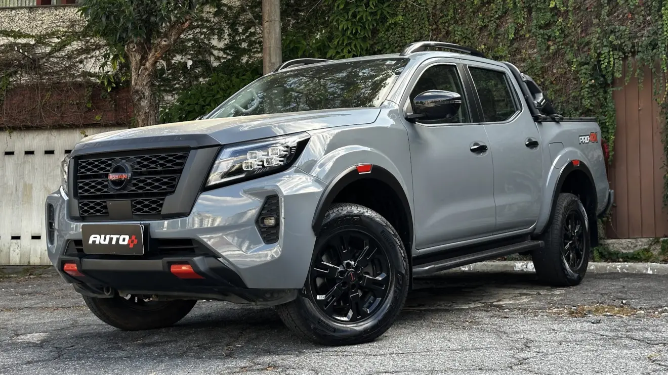 Nissan Frontier Pro-4X cinza parada de frente