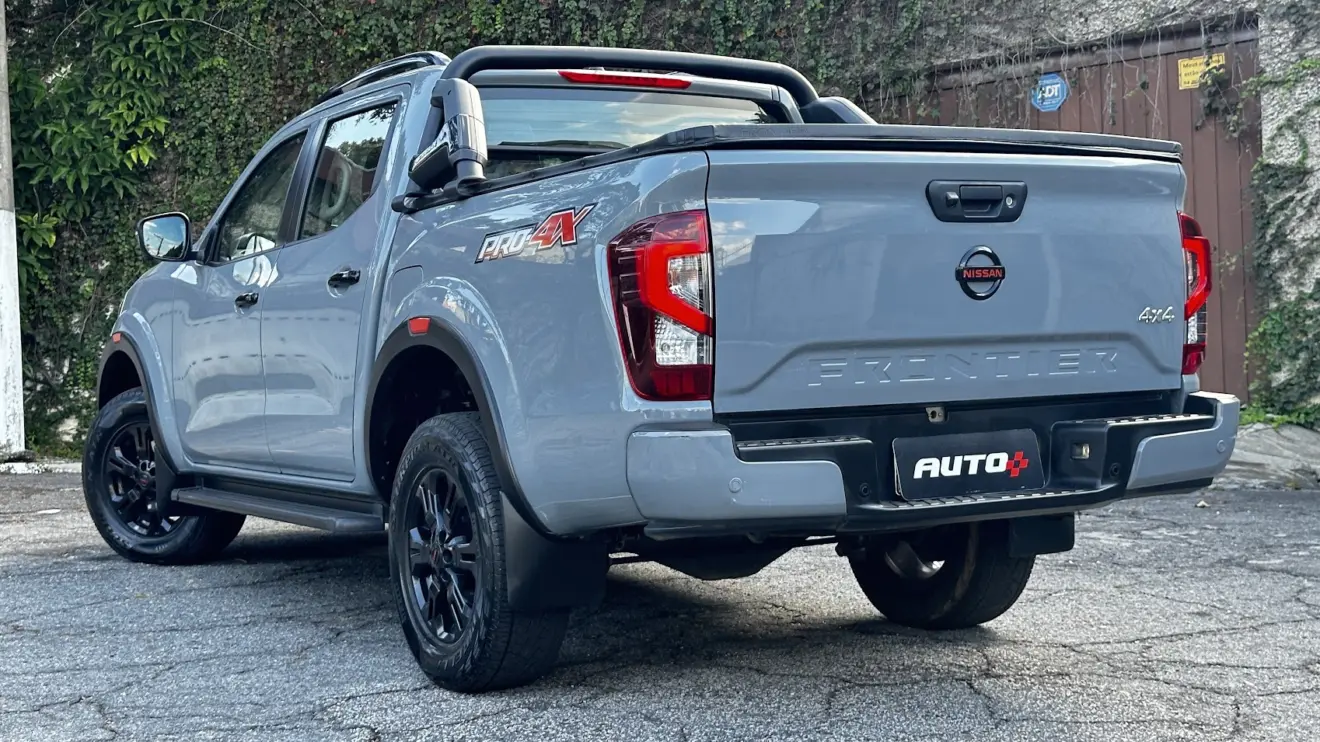 Nissan Frontier Pro-4X cinza parada de frente