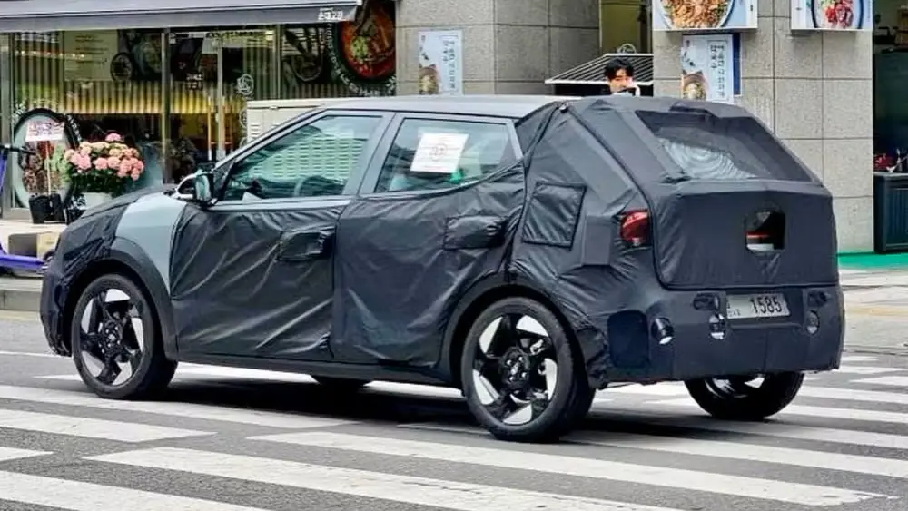 Imagem mostra nova geração do Hyundai HB20 2027 de traseira