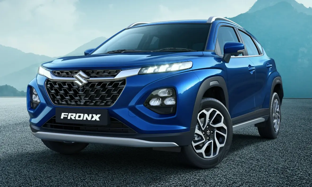 Suzuki Fronx azul parado de frente a uma montanha azul [divulgação]