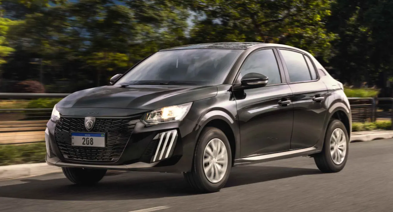 Peugeot 208 Active preto andando na cidade