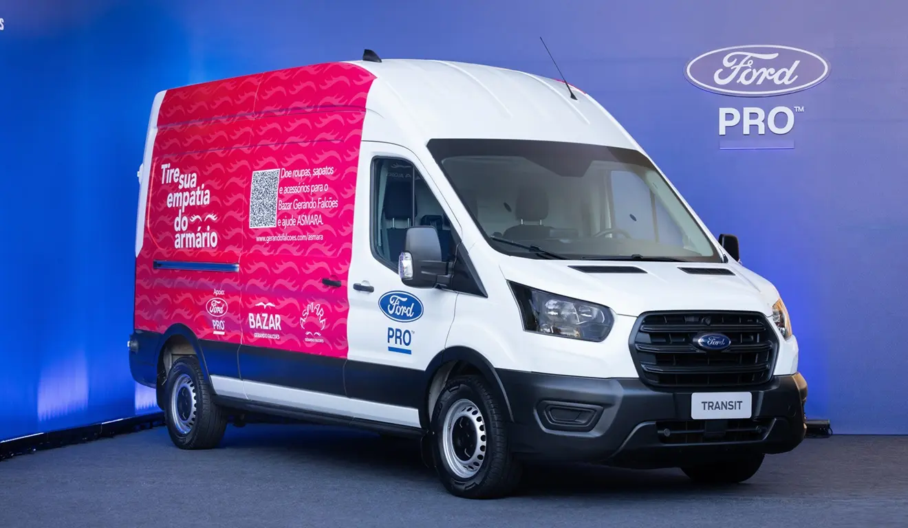 Imagem mostra Ford Transit 60 anos adesivada para ONG Gerando Falcões