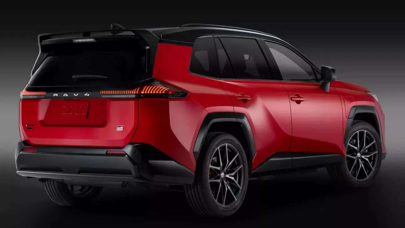Toyota RAV4 GR-Sport vermelho com detalhes pretos, visto de trás.  SUV integra a chave ao smartphone