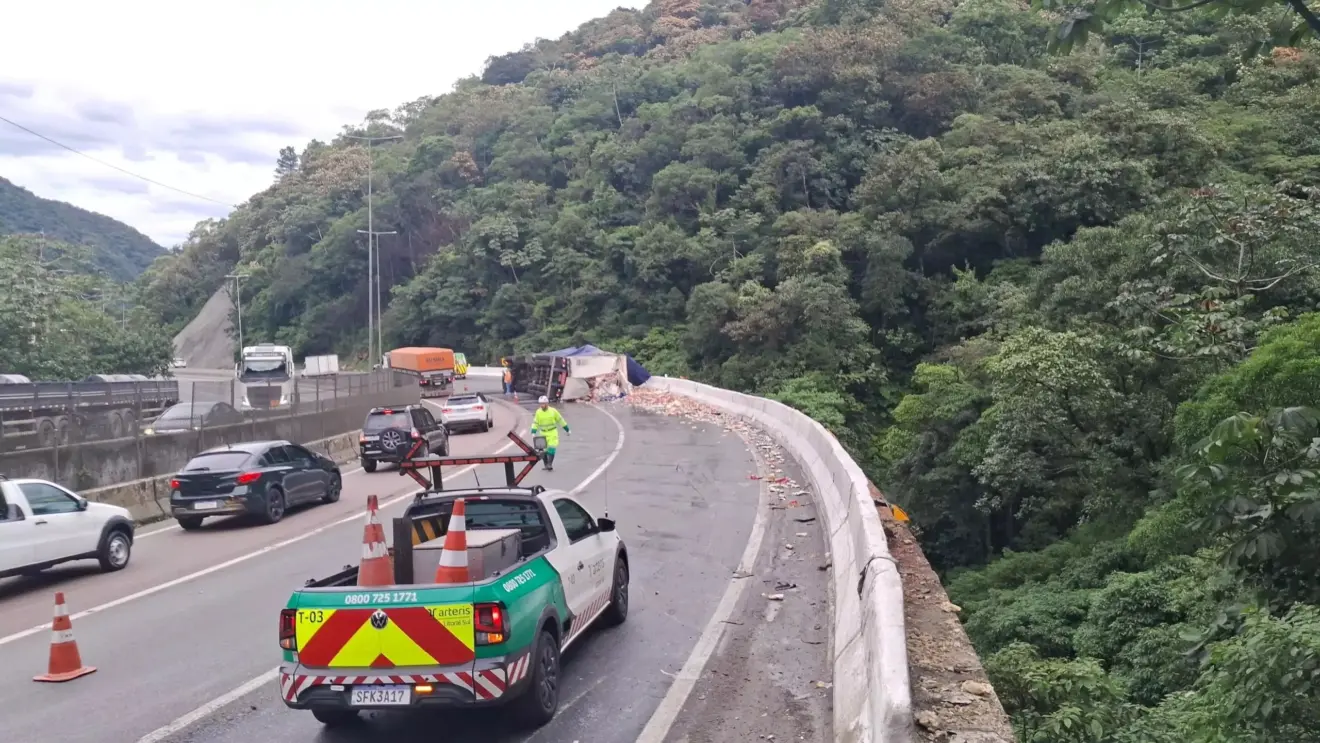 Caminhão tombado e trânsito lento na BR-376