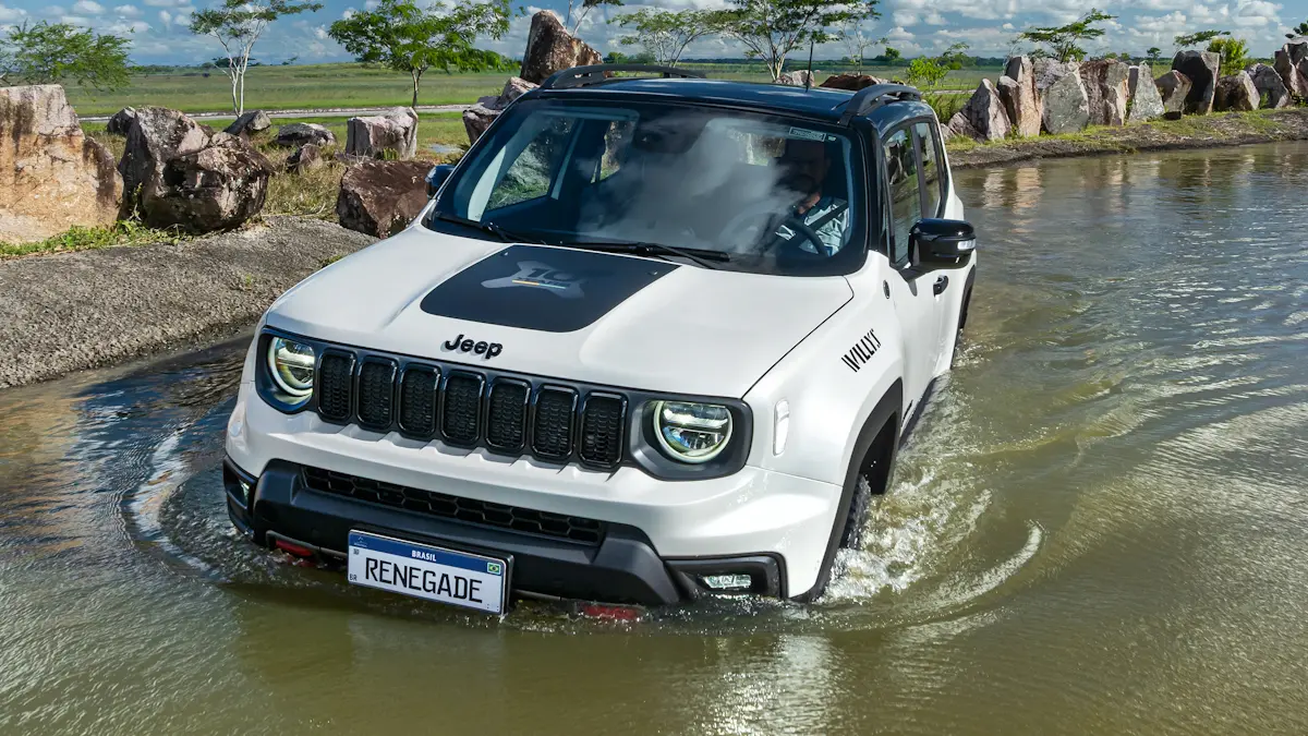 Jeep Renegade 10 Years branco de frente entrando em um lago