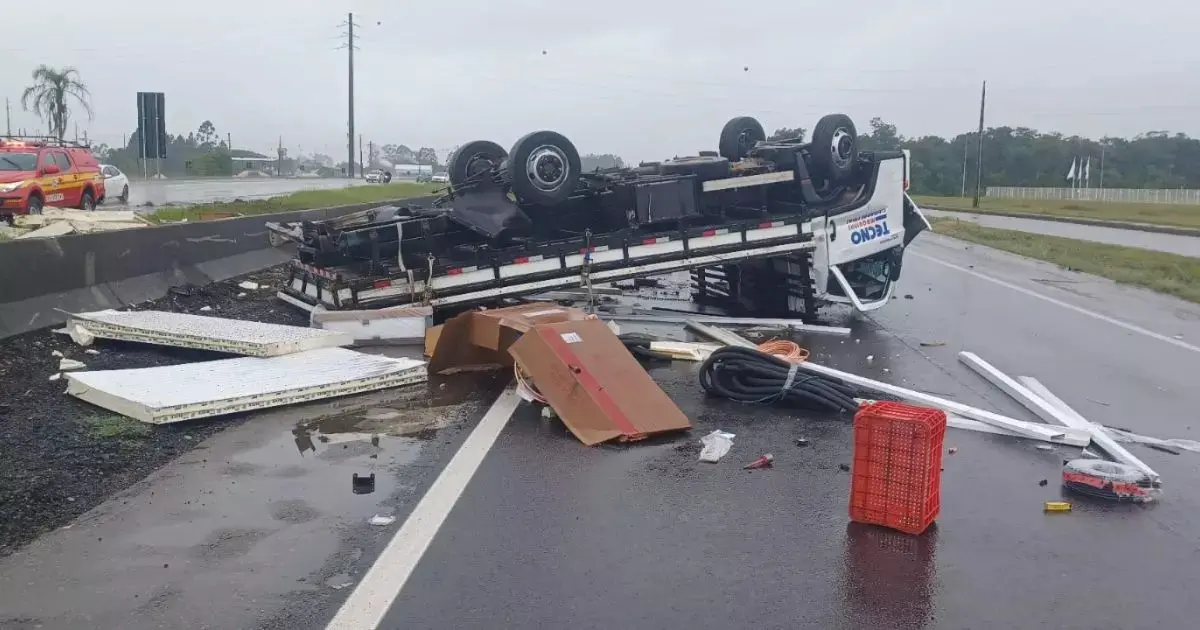 Caminhão branco que tombou na BR-101