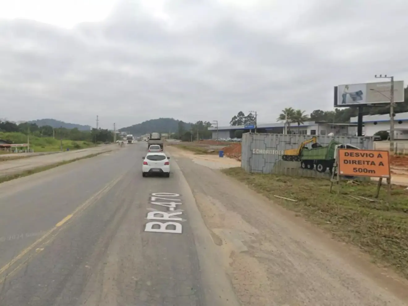 Trecho da BR-470 com carros circulando