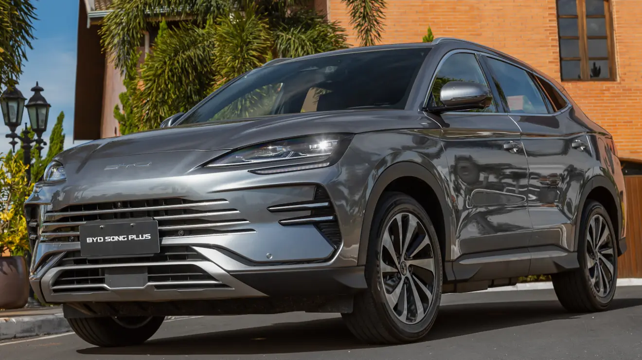 BYD Song Plus reestilizado prata visto de frente e com faróis acesos