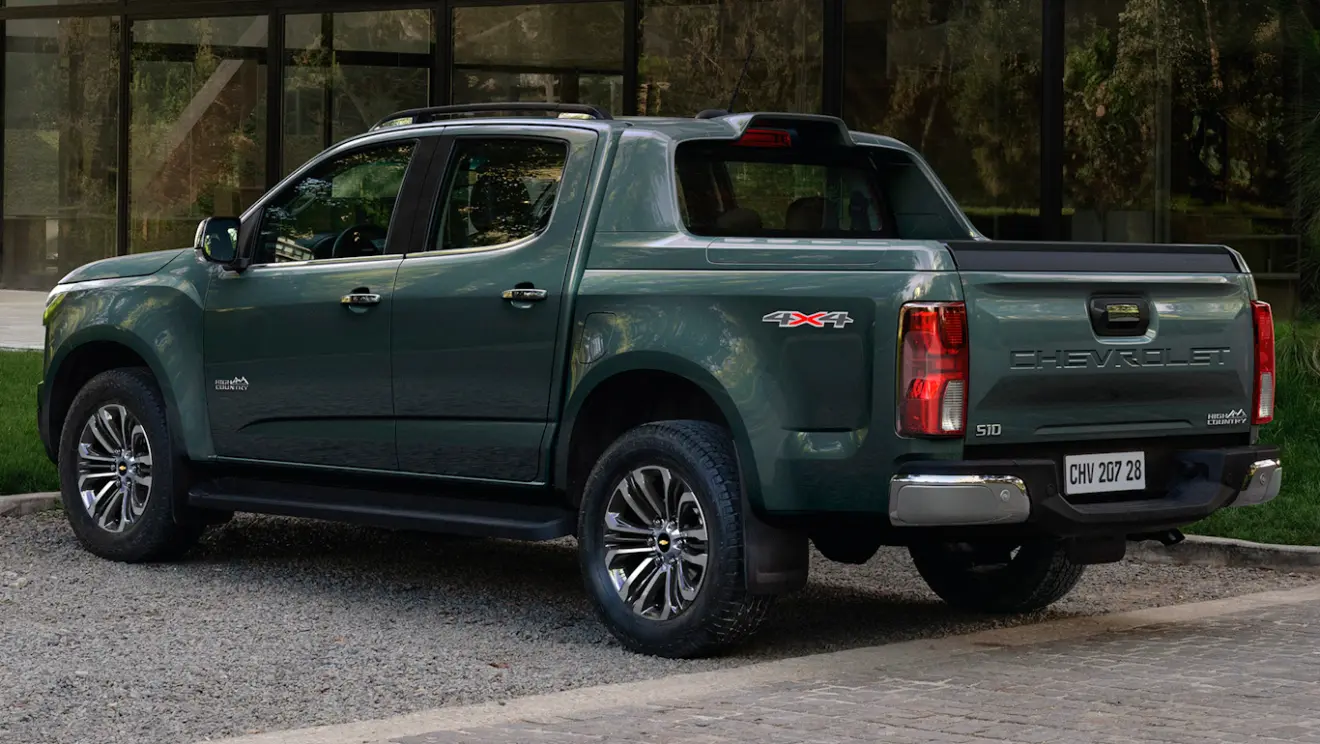 Chevrolet S10 High Country 2026 esverdeada, vista de trás