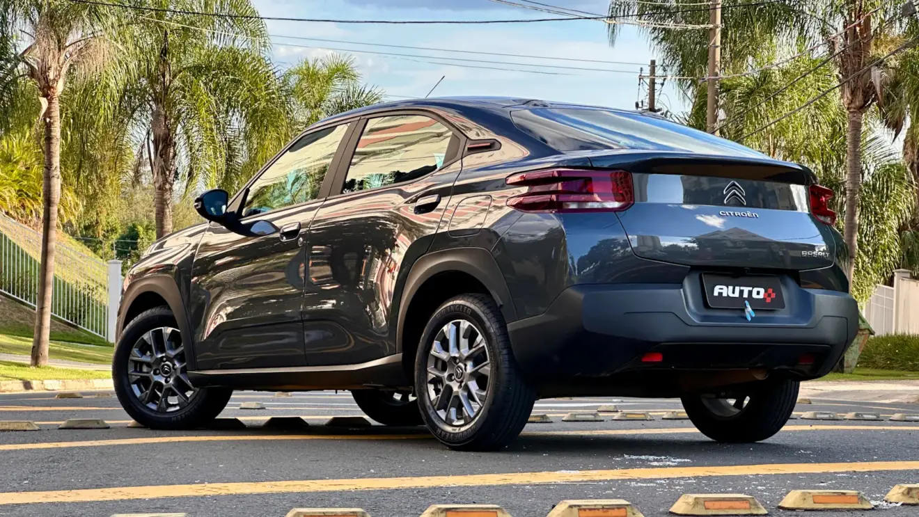 Citroën Basalt Feel manual cinza parado de traseira