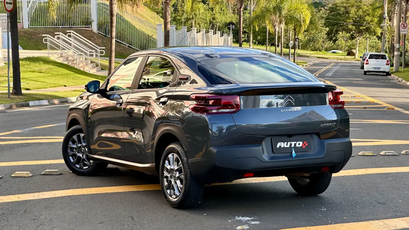 Citroën Basalt Feel Manual cinza de traseira no meio da rua