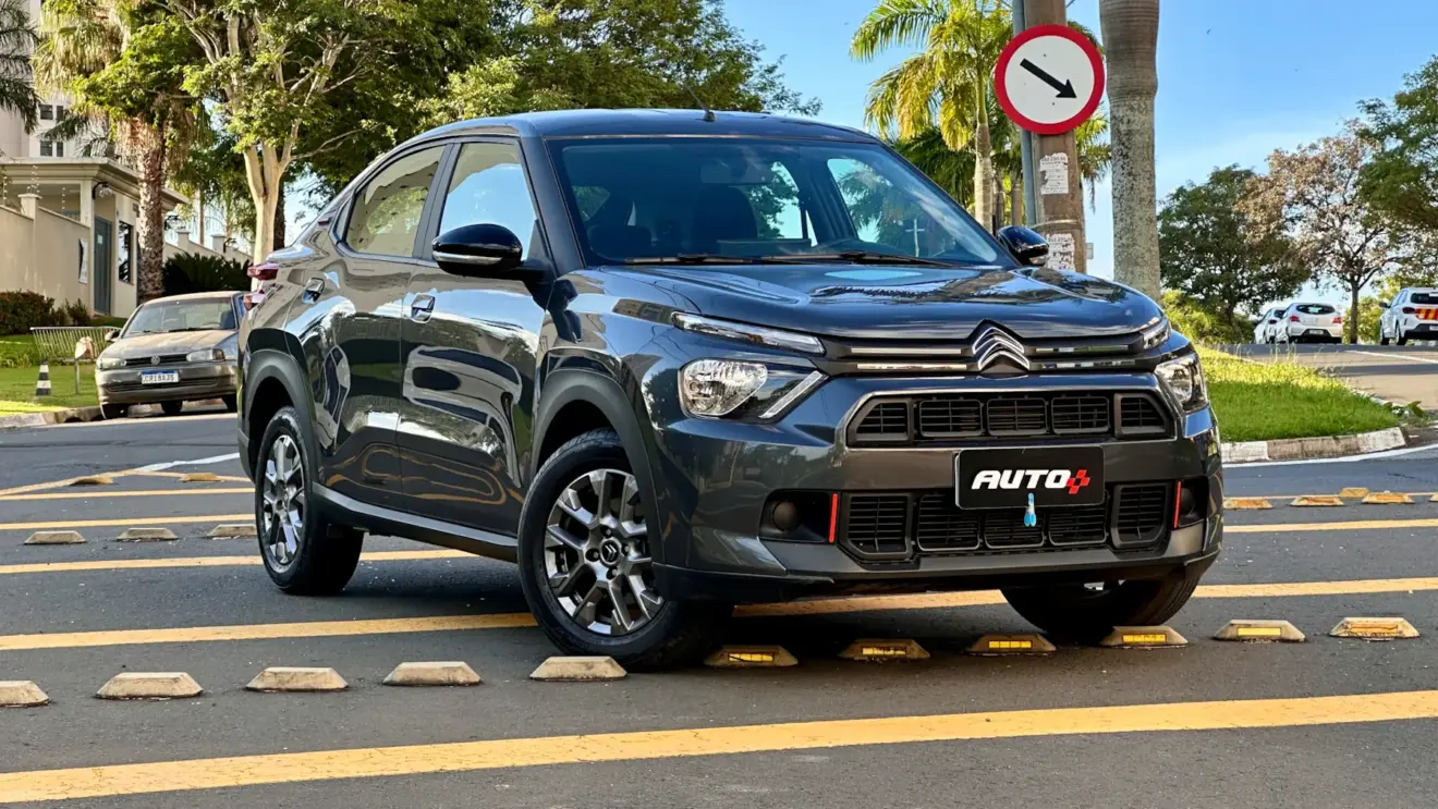 Citroën Basalt Feel Manual cinza de frente no meio da rua