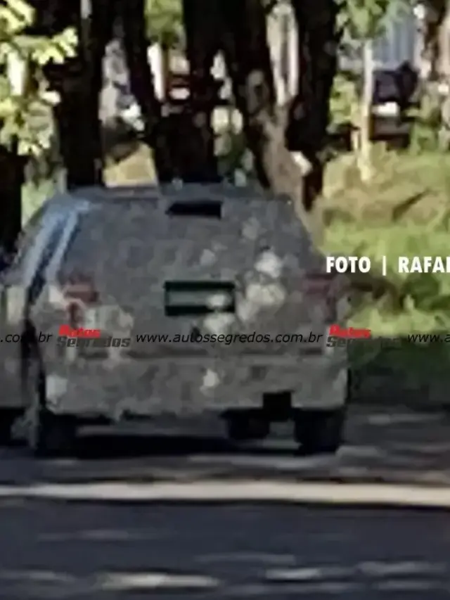 Protótipo camuflado do Jeep Avenger visto de trás