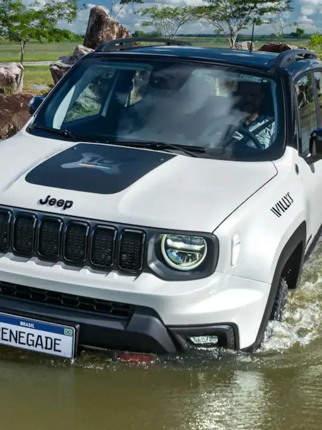 Jeep Renegade 10 Years branco de frente entrando em um lago