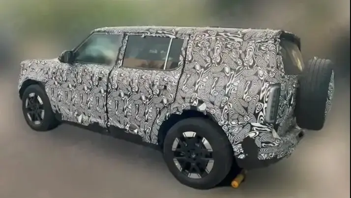 Protótipo do Ford Bronco camuflado de preto e branco, visto de trás