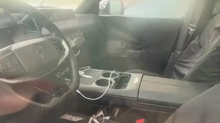 Interior do protótipo do Ford Bronco levemente camuflado