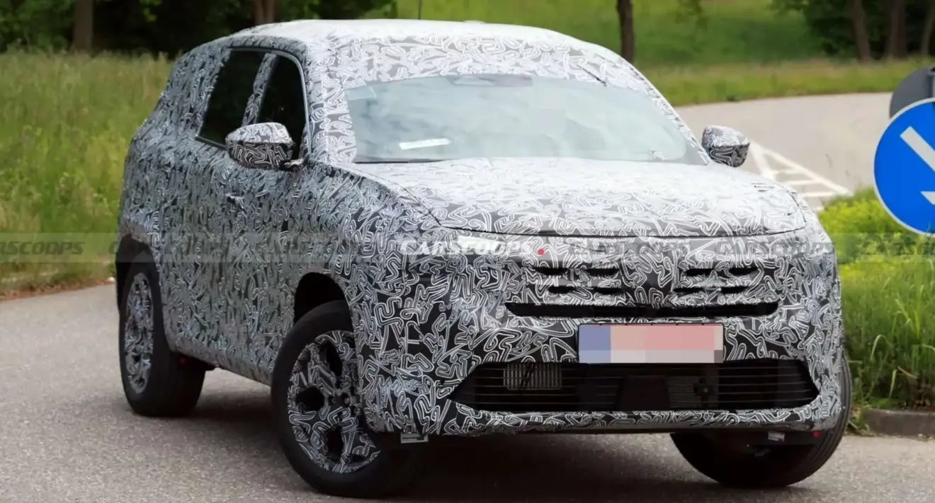 Novo SUV da Renault camuflado andando na cidade