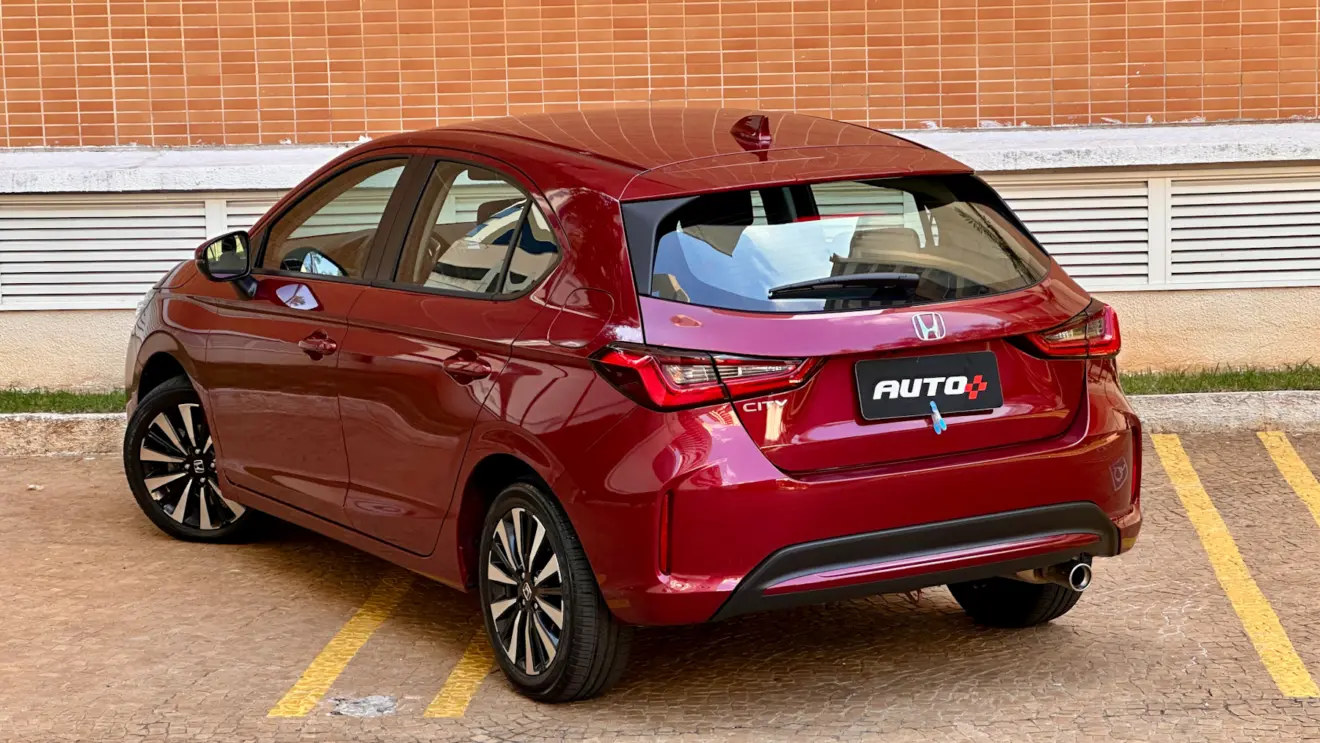 Honda City Hatch EX vermelho de traseira
