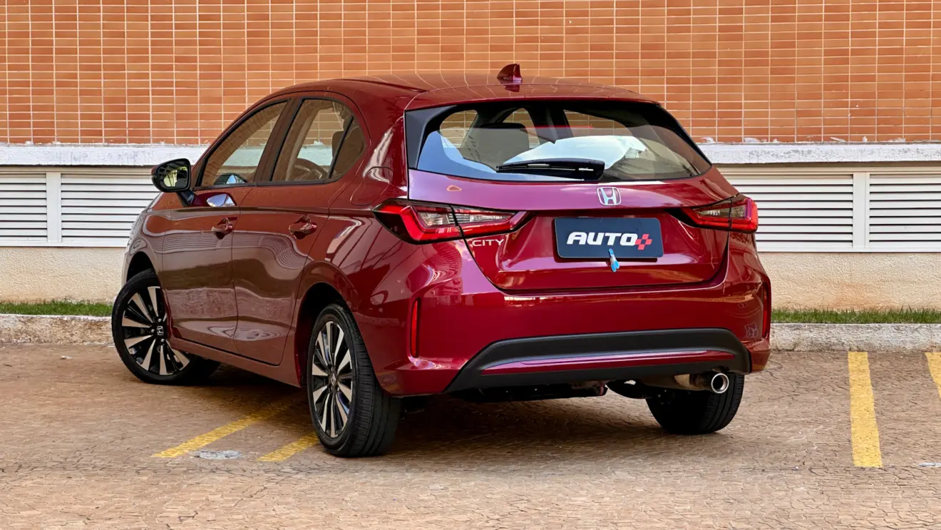 Honda City Hatch EX vermelho de traseira