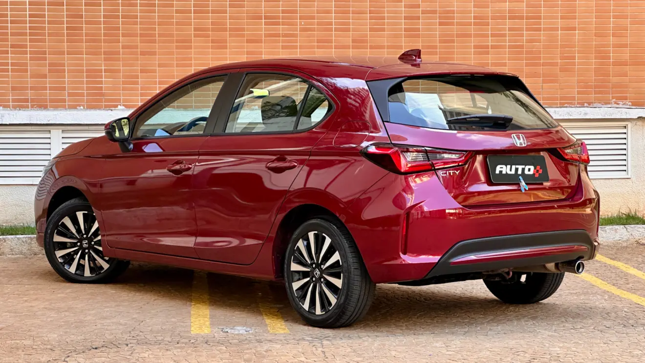 Honda City Hatch EX vermelho de traseira