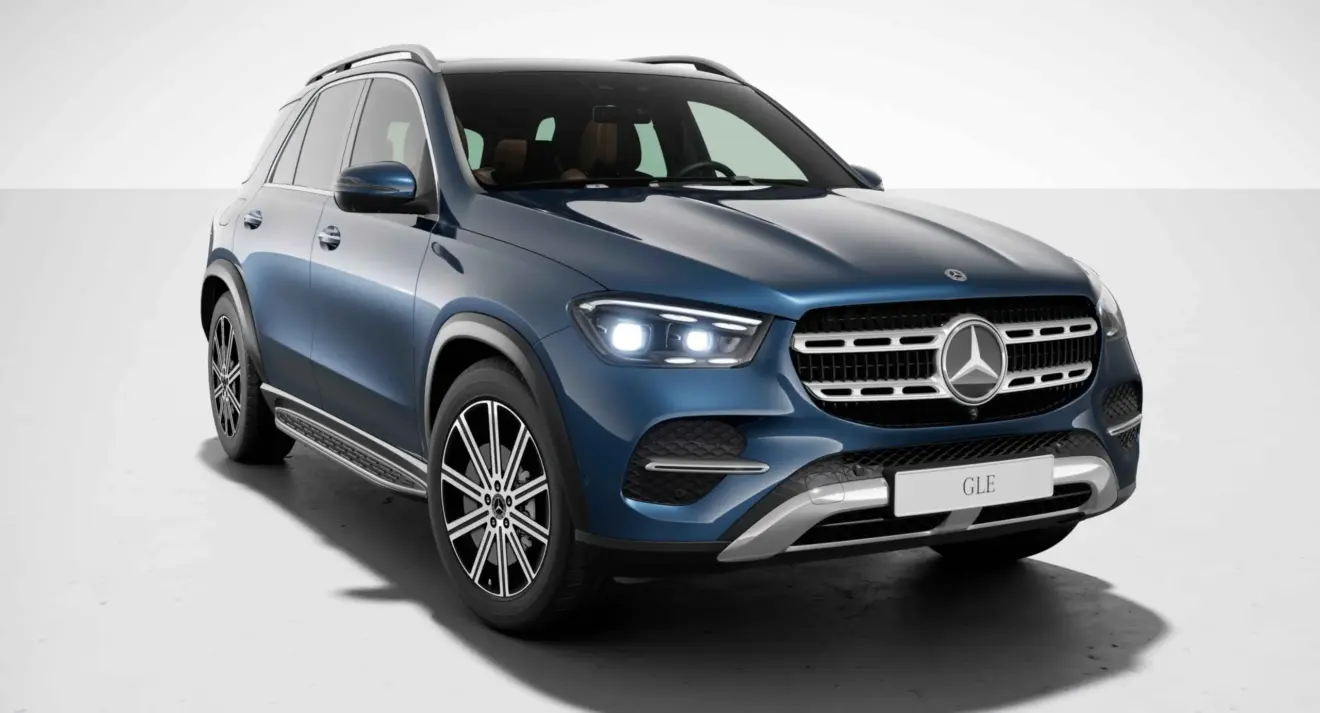 SUV Mercedes-Benz 450d azul de frente com os faróis ligados e fundo branco