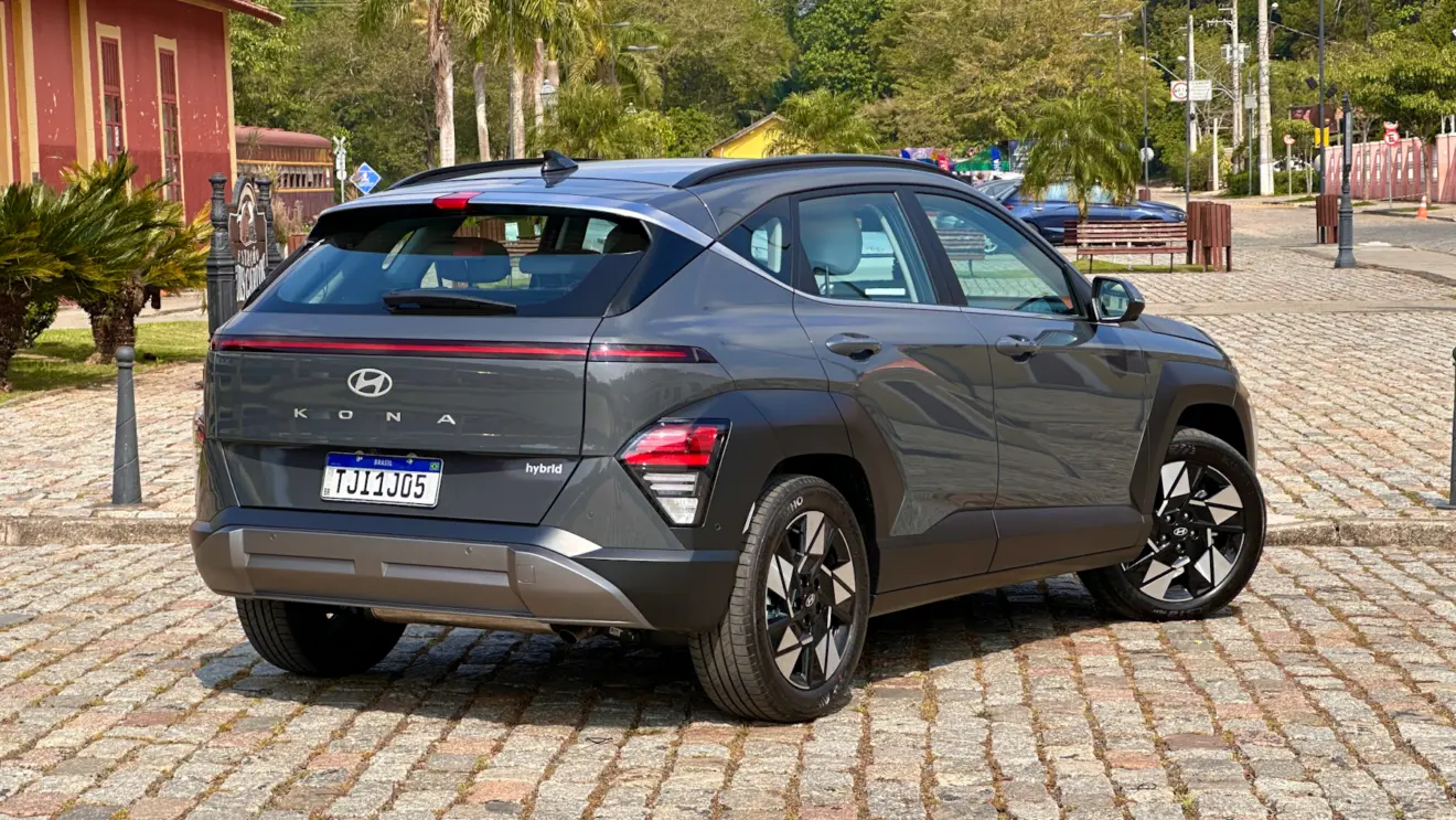traseira da Hyundai Kona Hybrid cinza