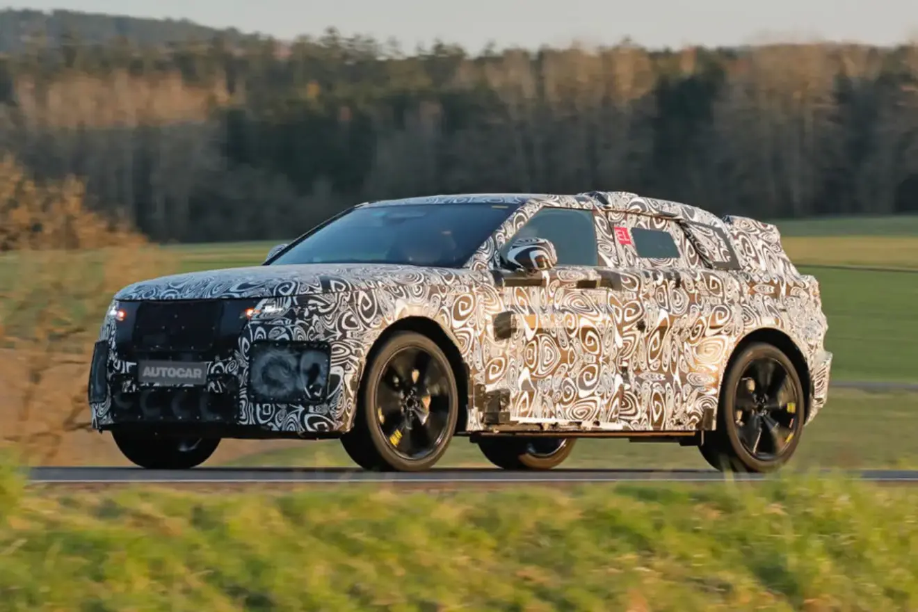 Protótipo do Land Rover Range Rover Velas elétrico camuflado de preto e branco, visto de lado