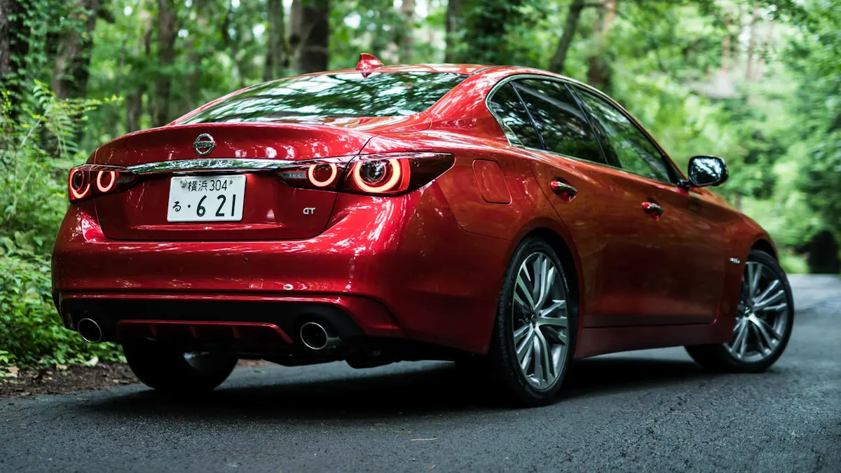 Nissan Skyline vermelho parado de traseira
