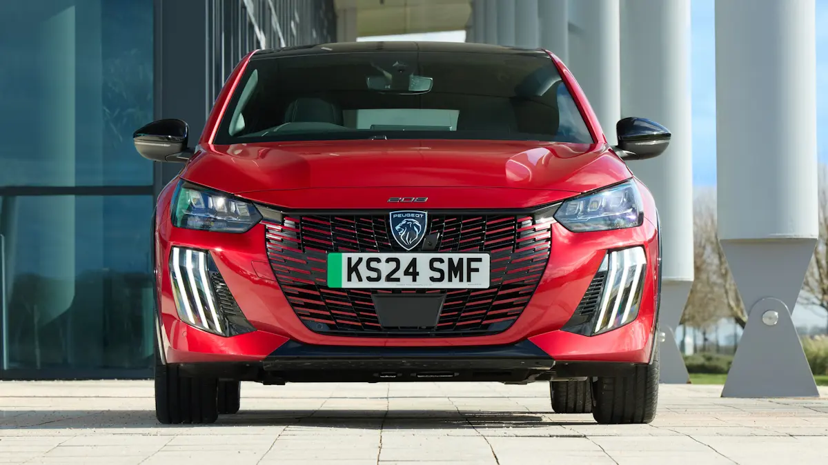 Peugeot 208 GTI Pulse Abarth vermelho de frente