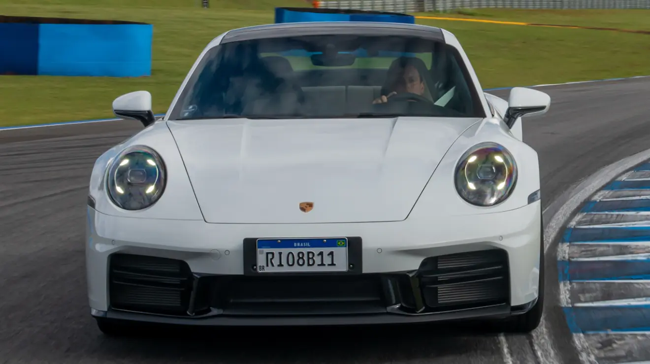 Porsche 911 Carrera branco de frente em uma pista