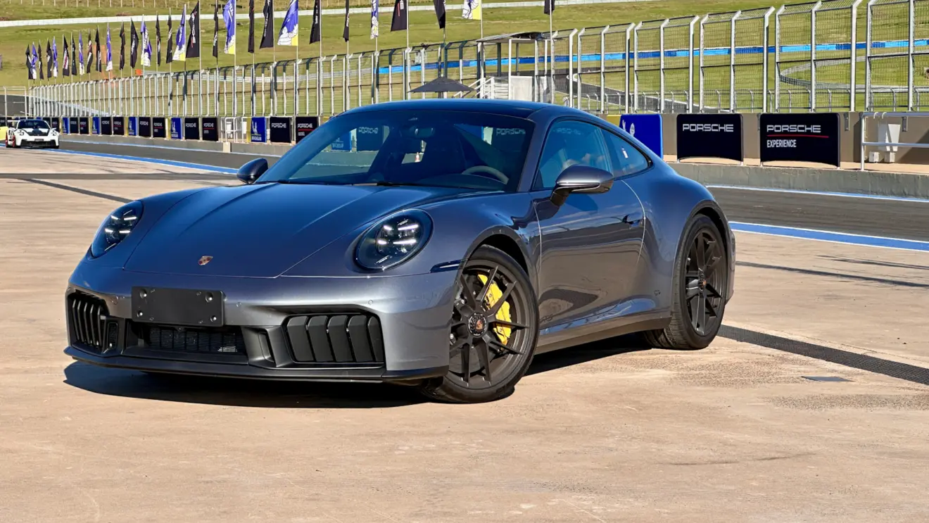 porsche 911 GTS prata de frente