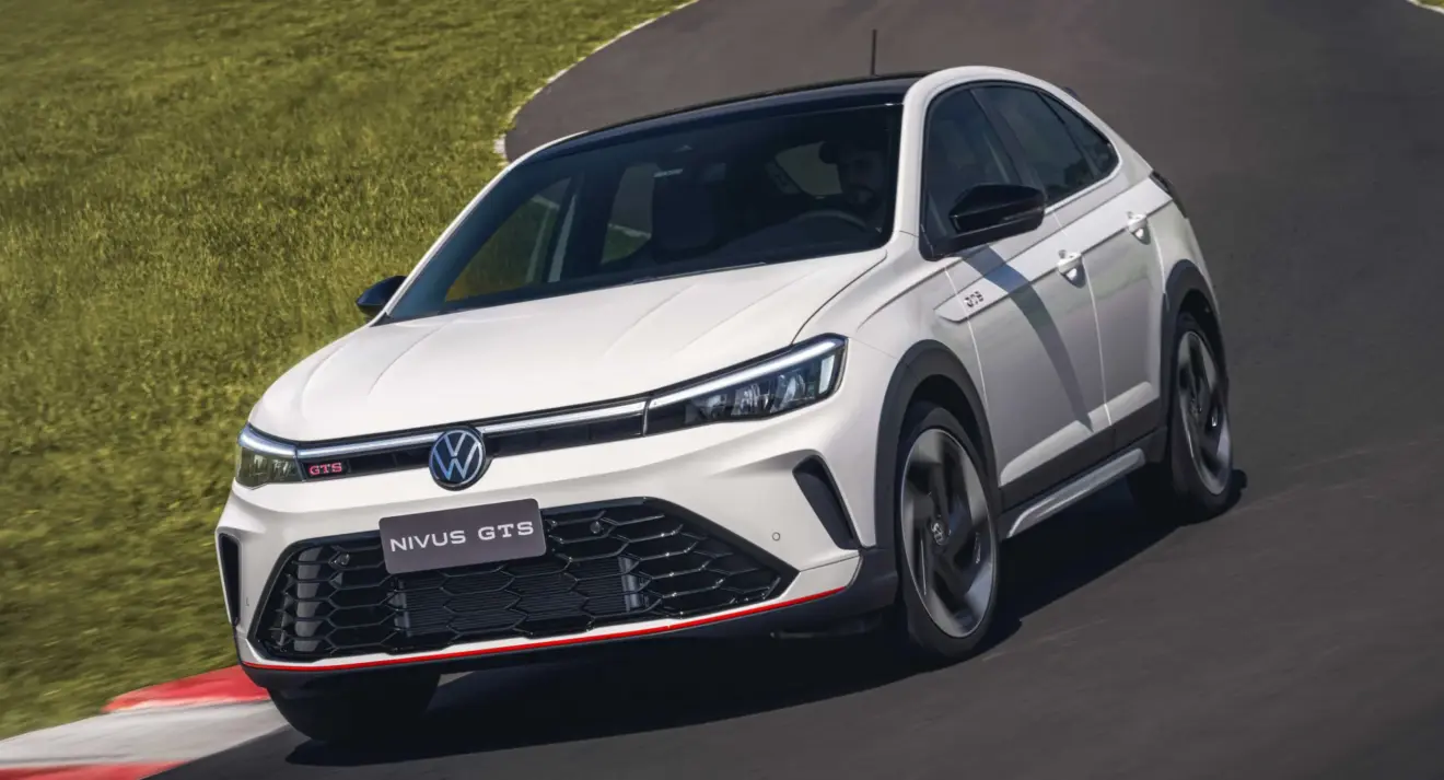 Volkswagen Nivus GTS branco andando na pista