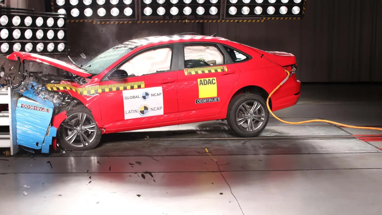Volkswagen Jetta vermelho passando por teste do Latin NCAP