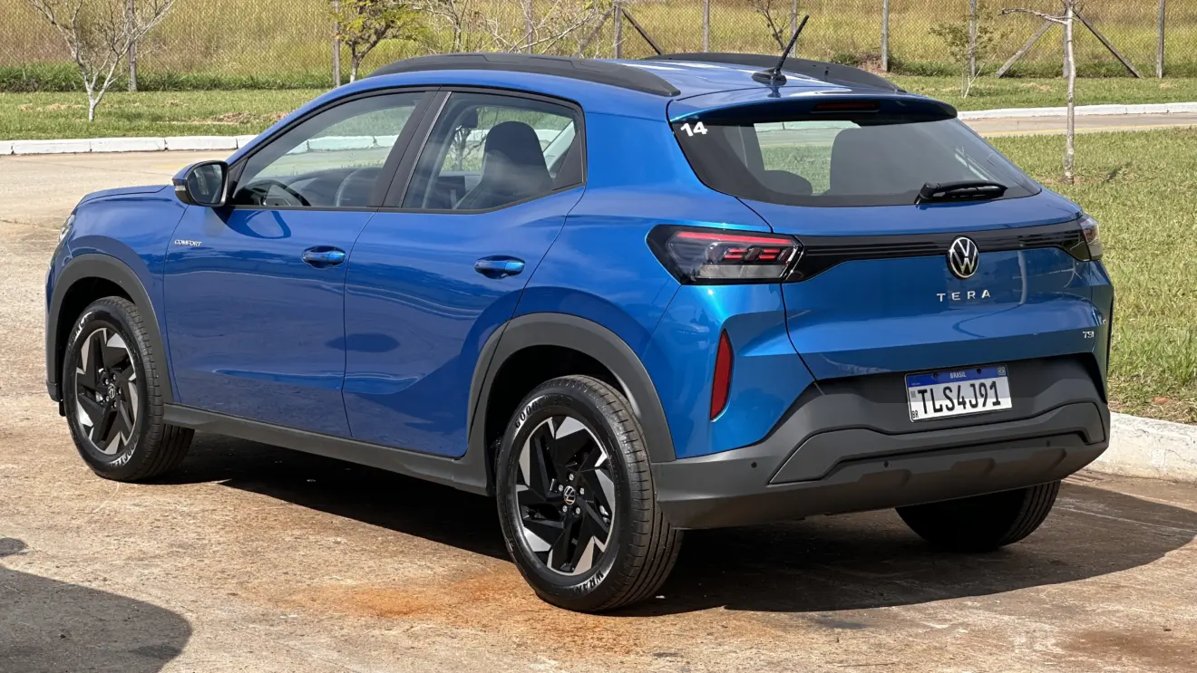 Volkswagen Tera Comfort TSI azul com detalhes pretos, visto de trás