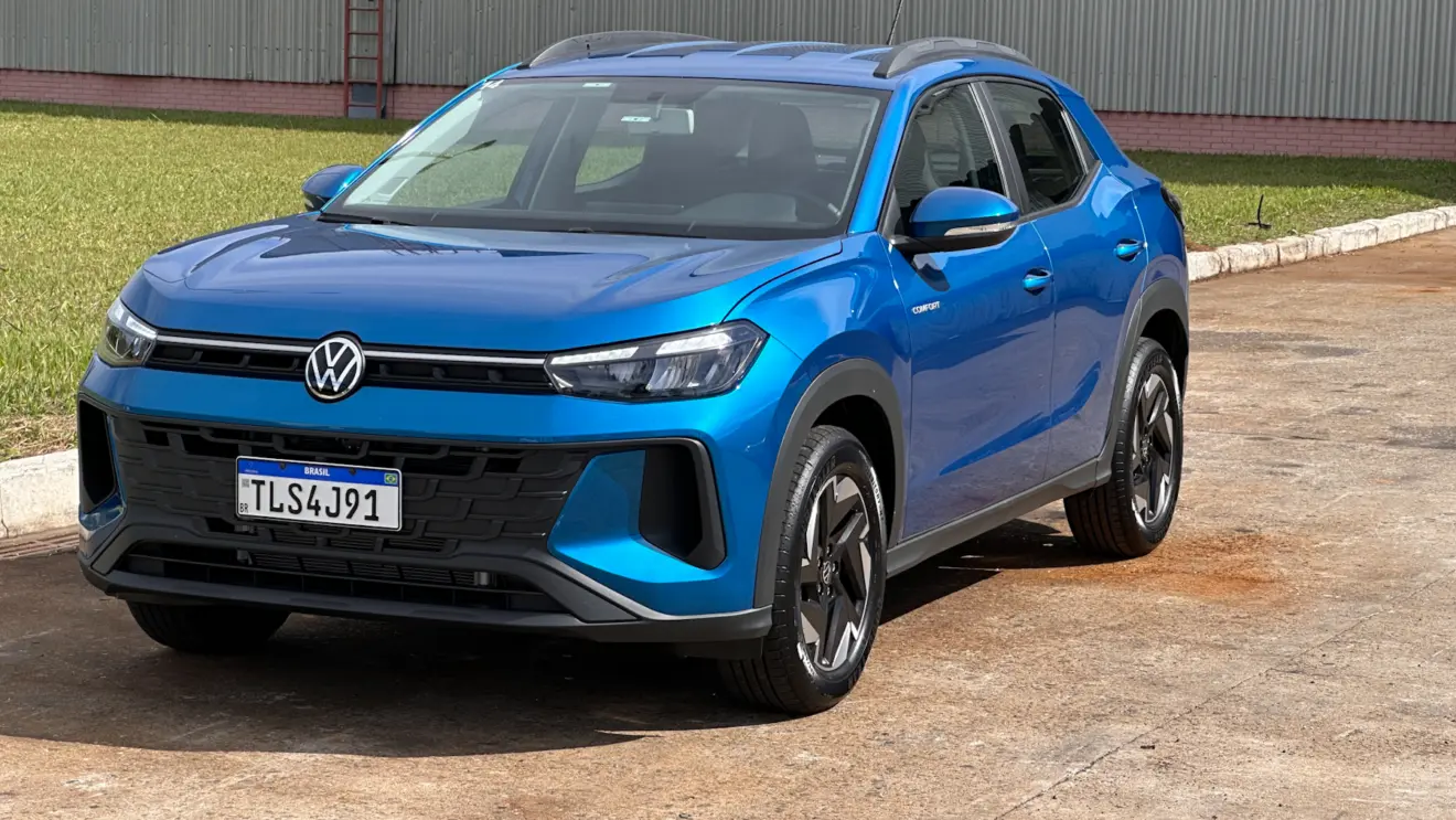 Volkswagen Tera Comfort azul parado de frente com muro cinza ao fundo