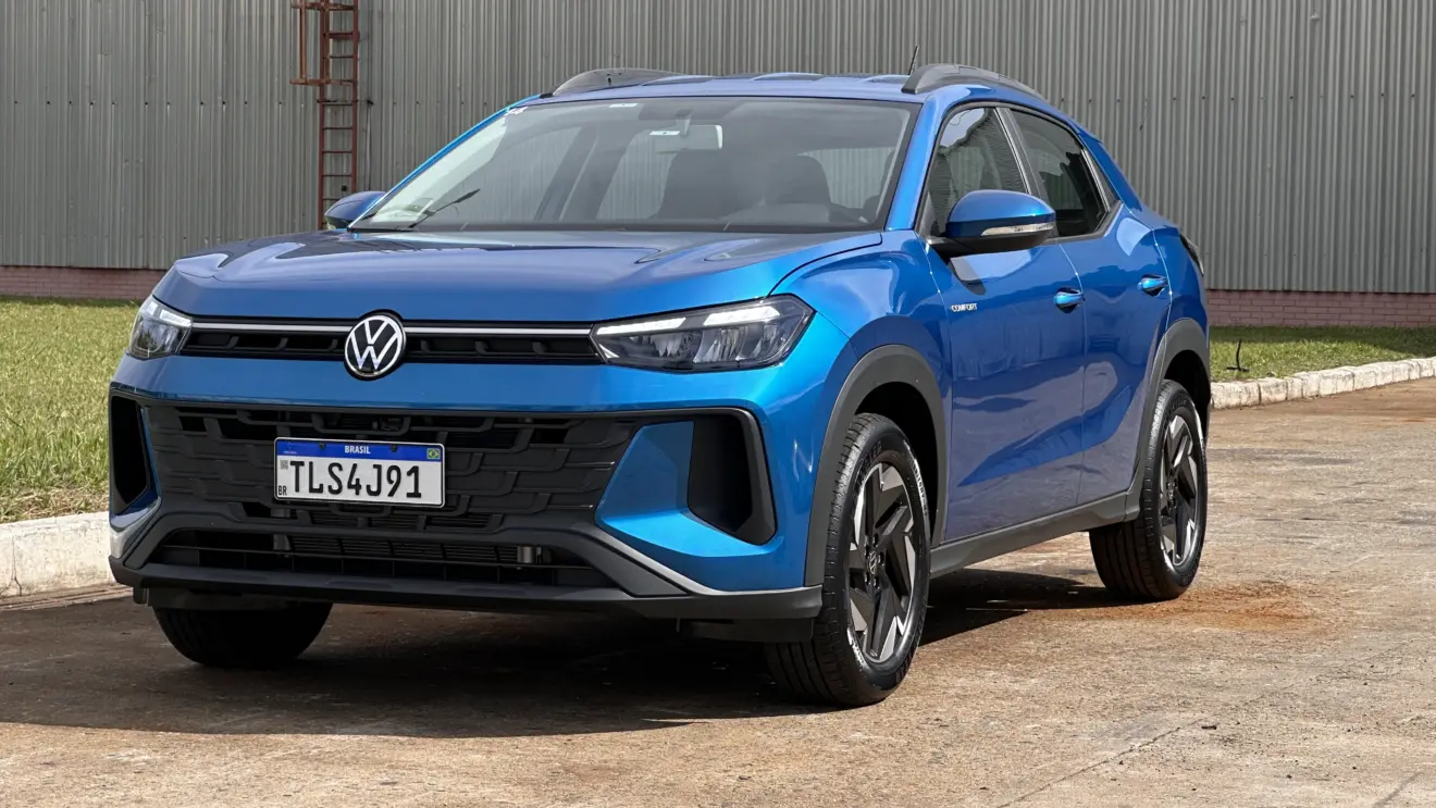 Volkswagen Tera Comfort TSI azul com detalhes pretos, visto de lado