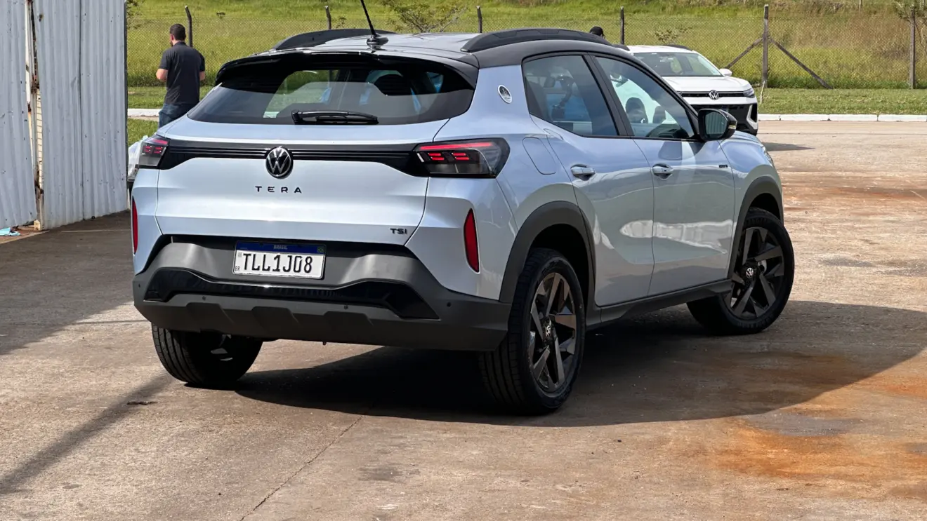 Volkswagen Tera High prata de traseira