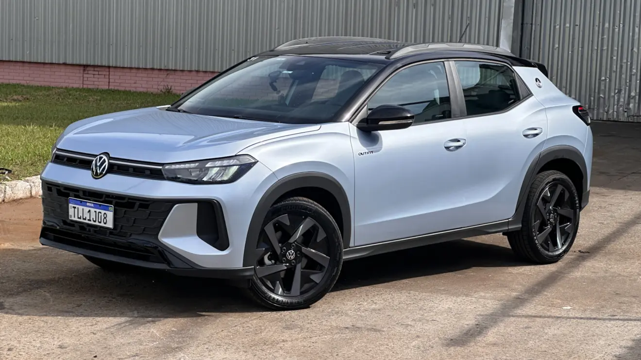 Volkswagen Tera High prata parado de frente com muro cinza ao fundo