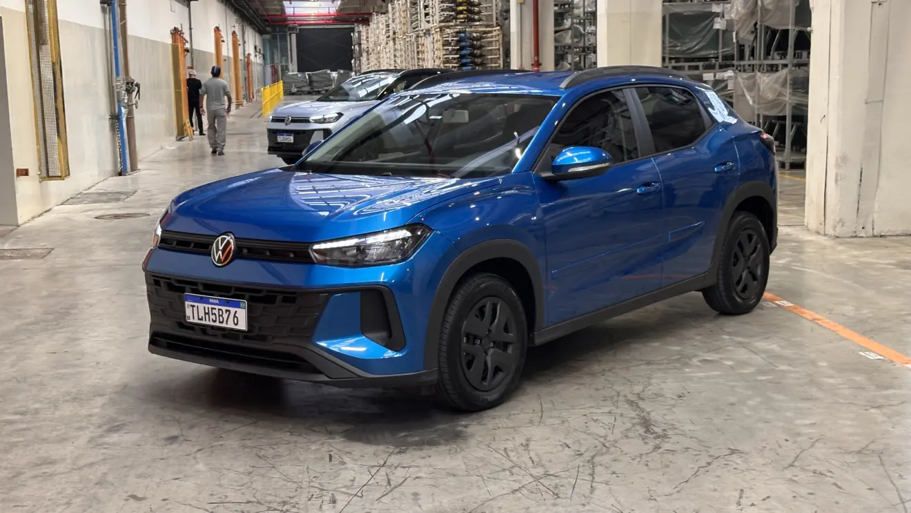 Volkswagen Tera 1.0 MPI azul com detalhes pretos, visto de lado