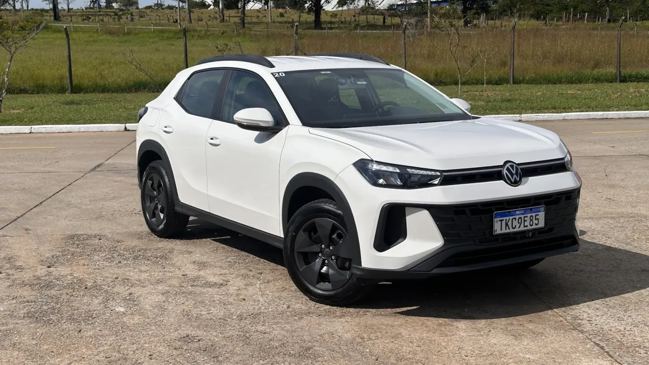 Volkswagen Tera TSI branco de frente