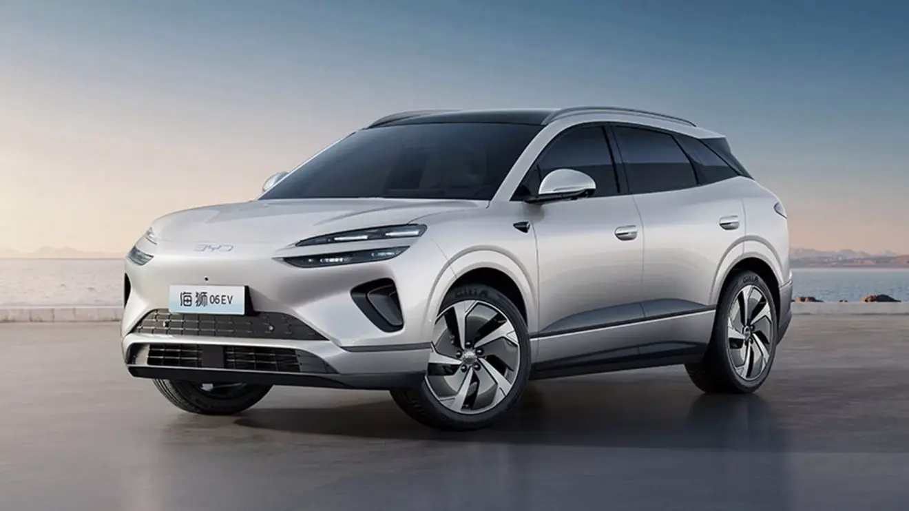 BYD Sealion 06 branco de frente