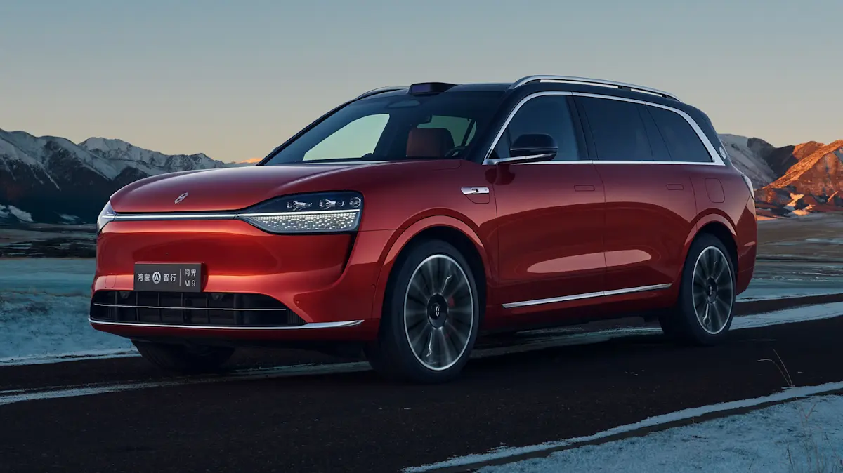 Aito M9 vermelho de frente na estrada