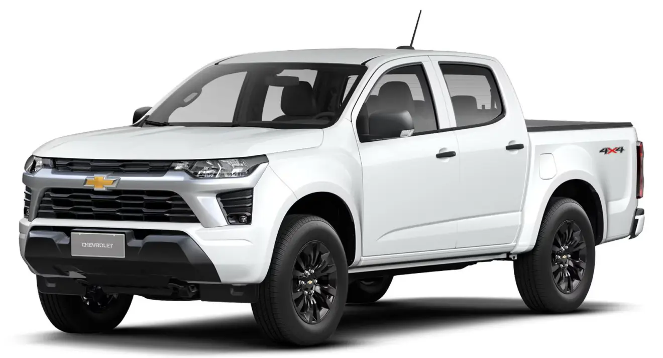 Caminhonete média Chevrolet S10 WT branca parada de frente com fundo neutro