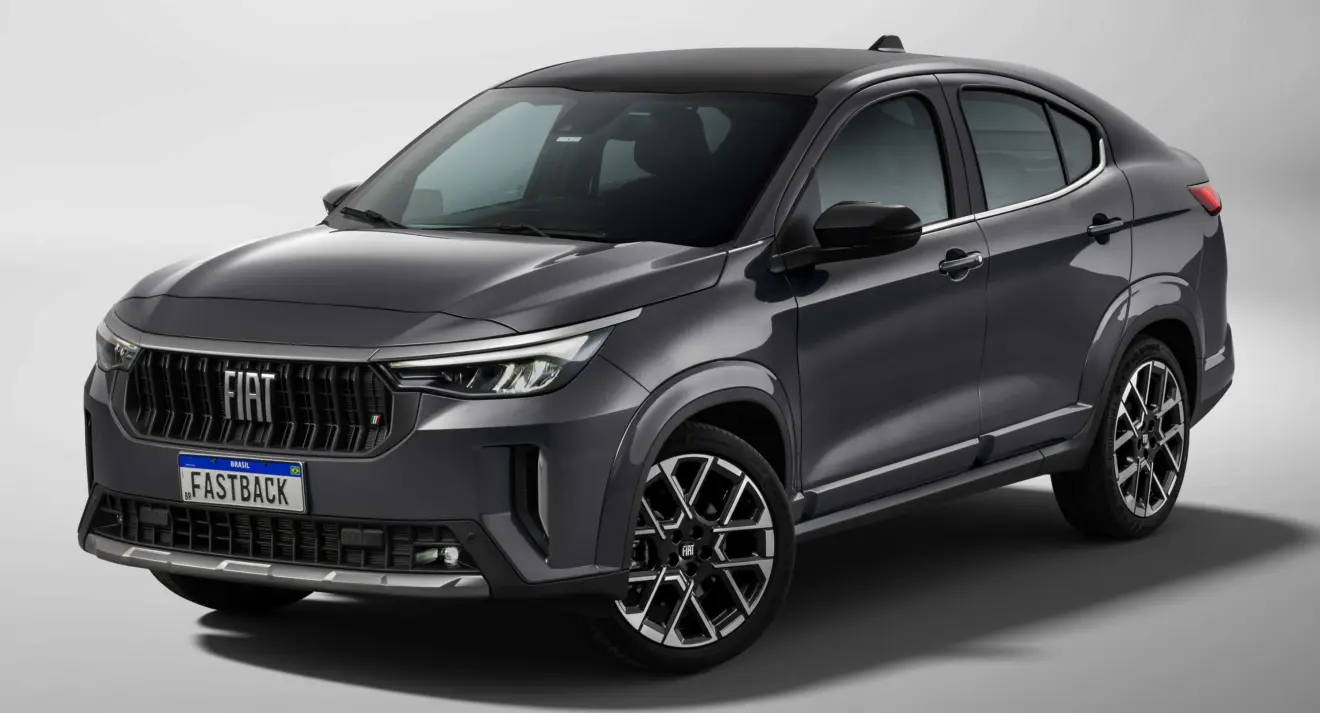 Fiat Fastback Limited 2026 cinza parado de frente